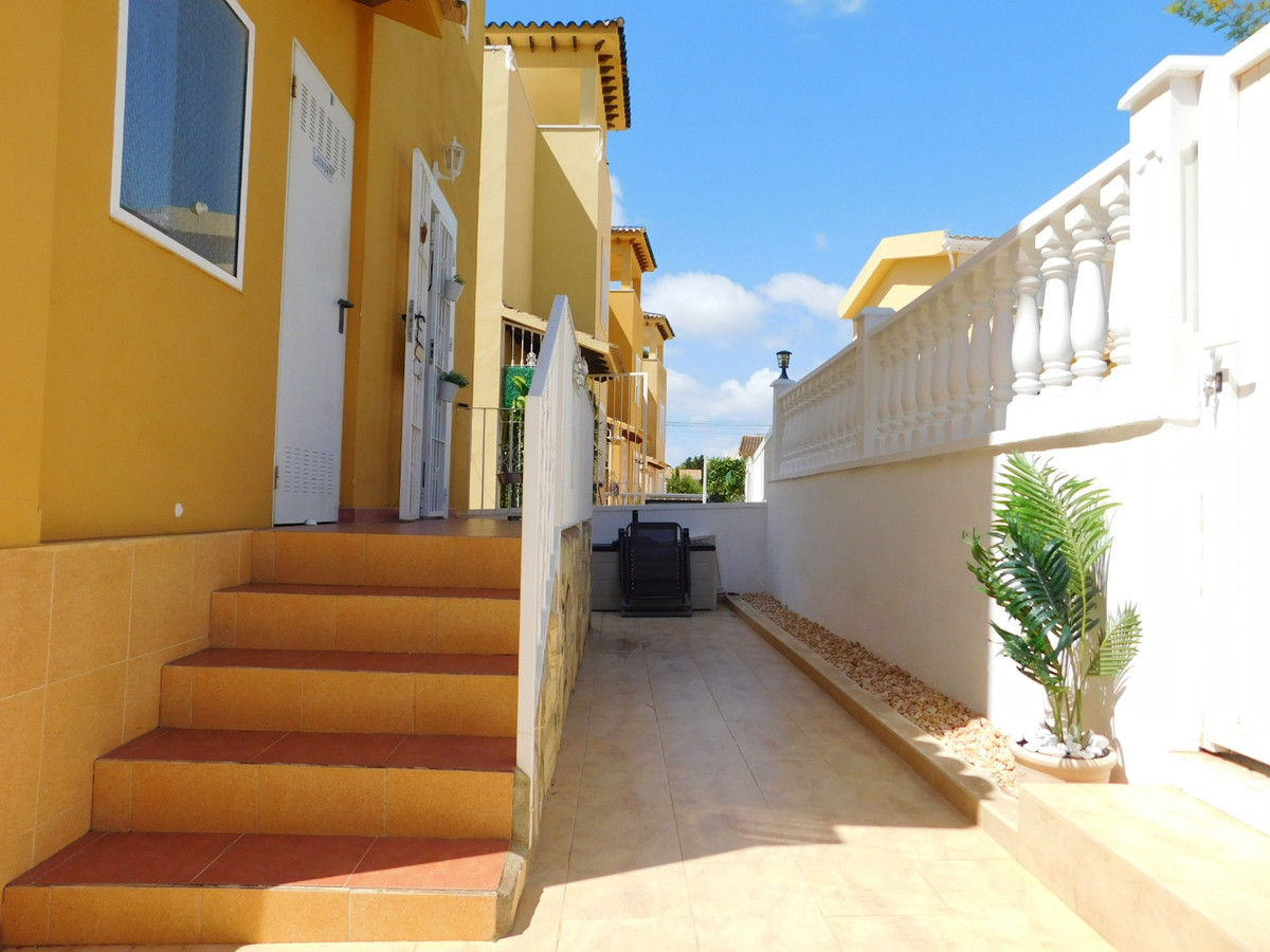 For sale - 3 Bedroom 3 Bathroom Detached Villa in Villamartin - Villamartin  - Alicante