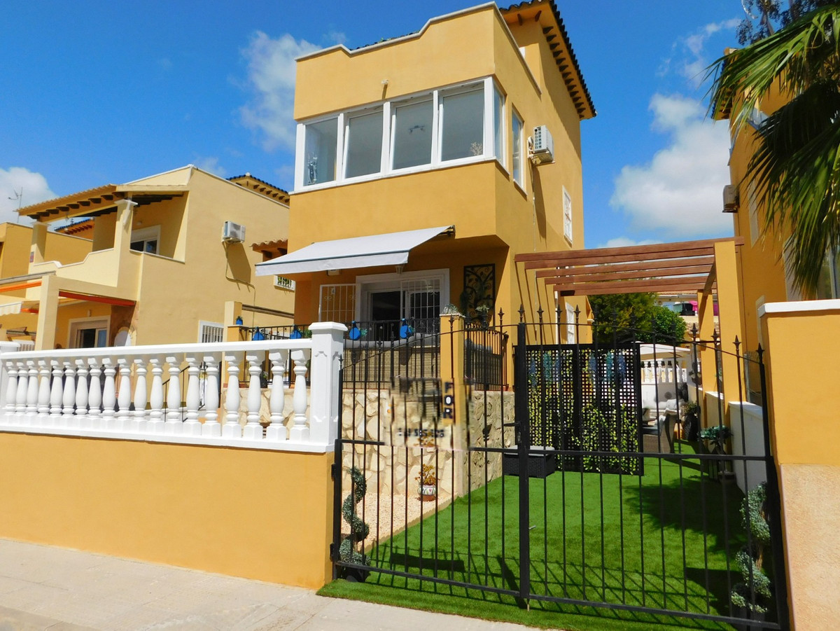 For sale - 3 Bedroom 3 Bathroom Detached Villa in Villamartin - Villamartin  - Alicante