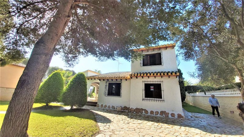 For sale - 4 Bedroom 3 Bathroom Detached Villa in Punta Prima -   - Alicante