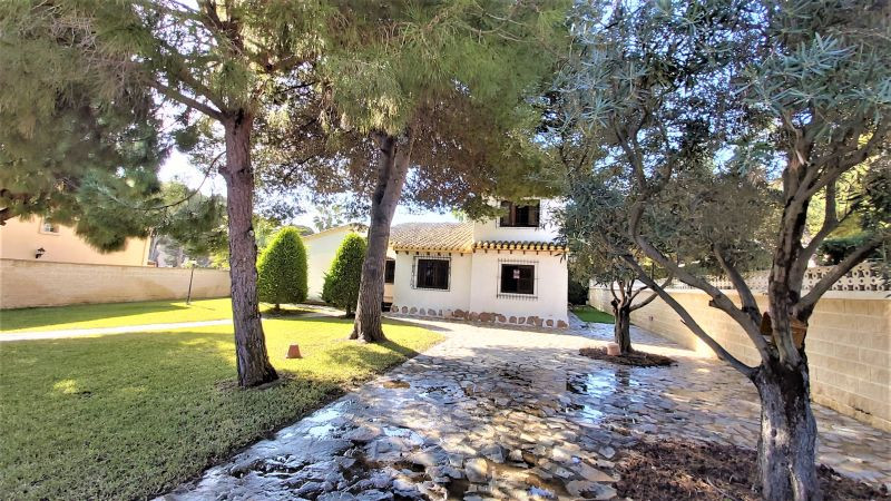 For sale - 4 Bedroom 3 Bathroom Detached Villa in Punta Prima -   - Alicante