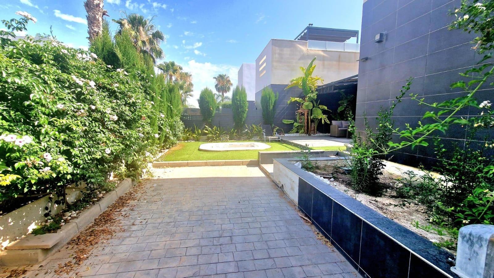 For sale - 2 Bedroom 2 Bathroom Semi-Detached House in Algorfa - La Finca Golf Resort - Alicante