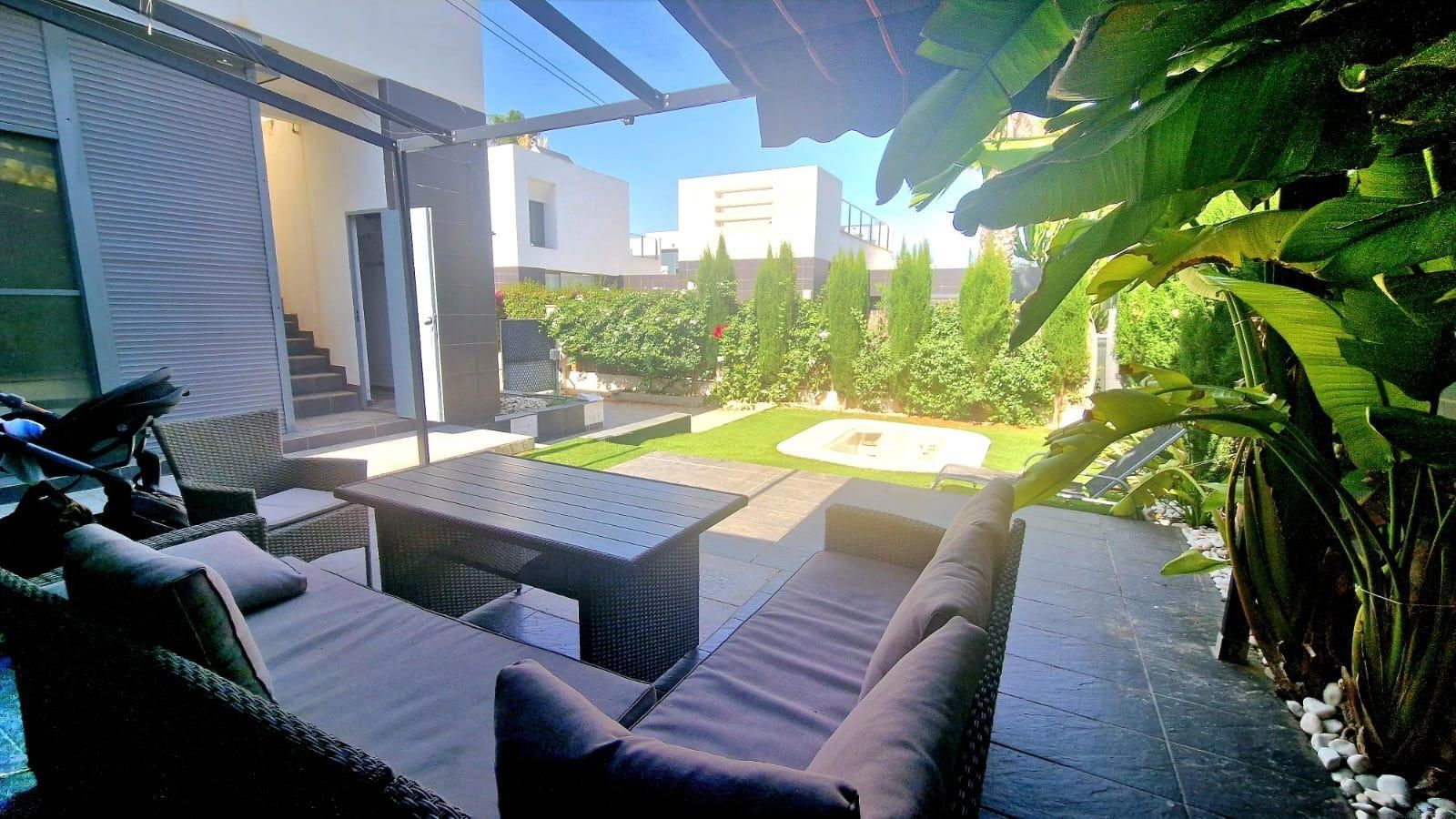 For sale - 2 Bedroom 2 Bathroom Semi-Detached House in Algorfa - La Finca Golf Resort - Alicante