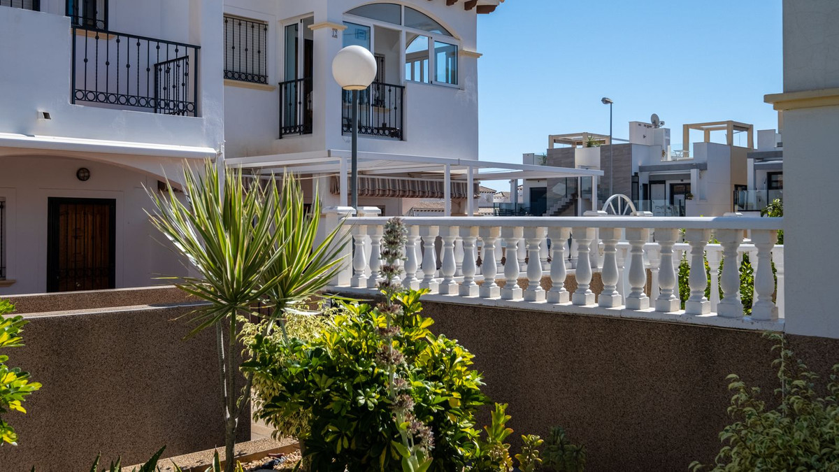 For sale - 2 Bedroom 2 Bathroom Apartment in Punta Prima - Punta Prima  - Alicante