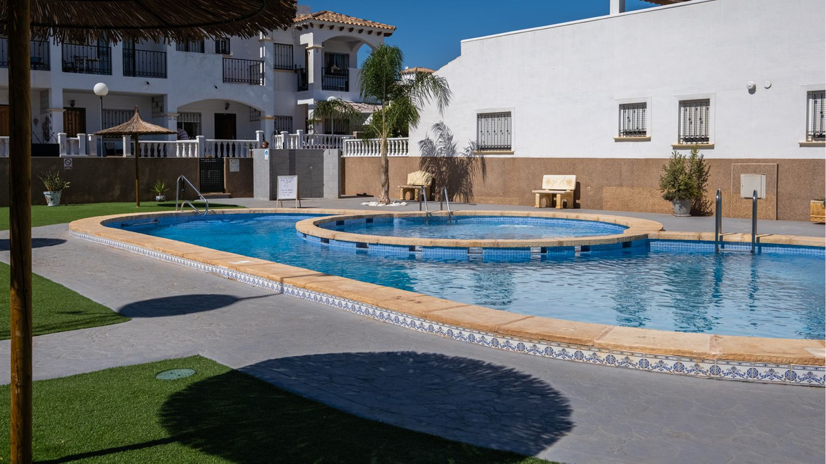 For sale - 2 Bedroom 2 Bathroom Apartment in Punta Prima - Punta Prima  - Alicante