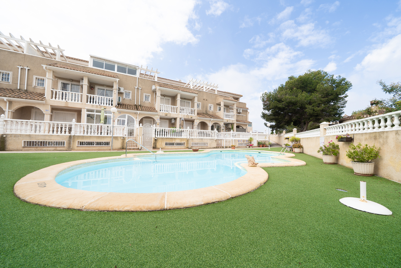 For sale - 4 Bedroom 2 Bathroom Town House in Playa Flamenca - Los Almendros - La Florida  - Alicante