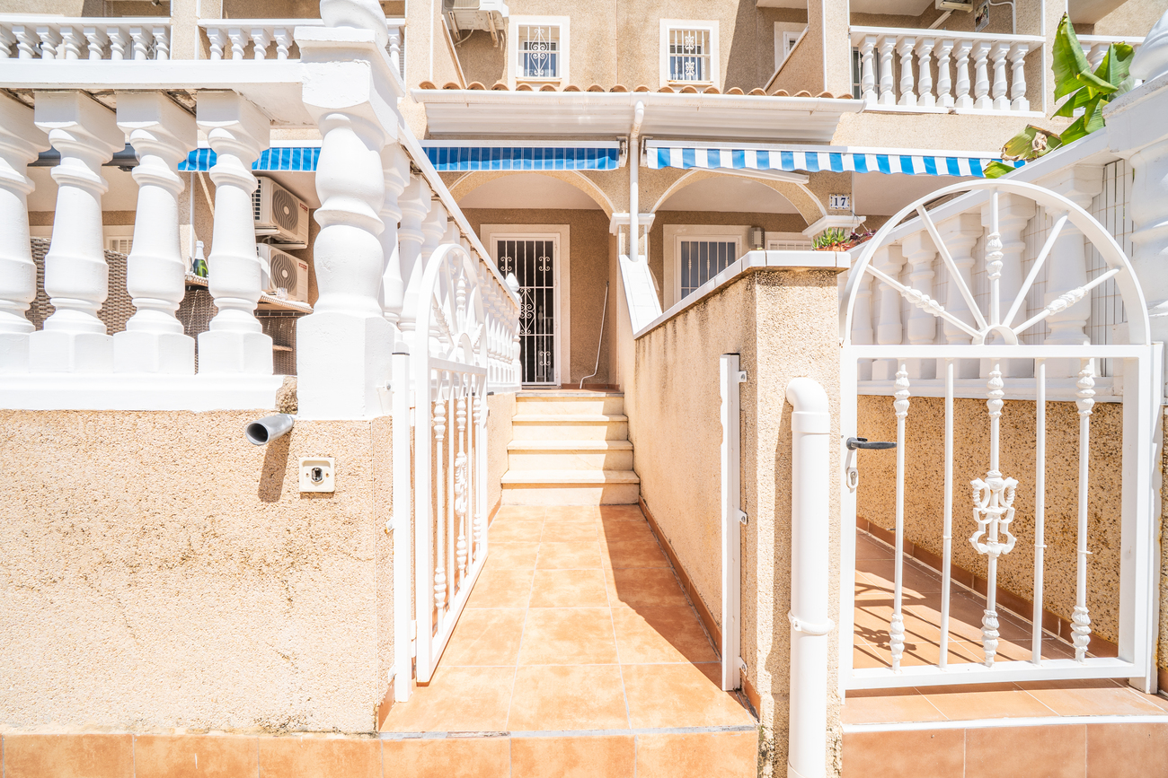 For sale - 4 Bedroom 2 Bathroom Town House in Playa Flamenca - Los Almendros - La Florida  - Alicante