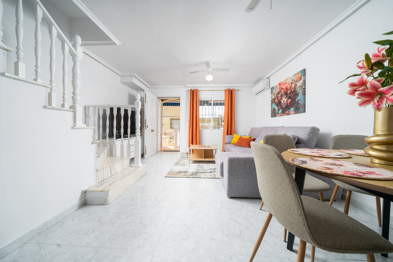 For sale - 4 Bedroom 2 Bathroom Town House in Playa Flamenca - Los Almendros - La Florida  - Alicante