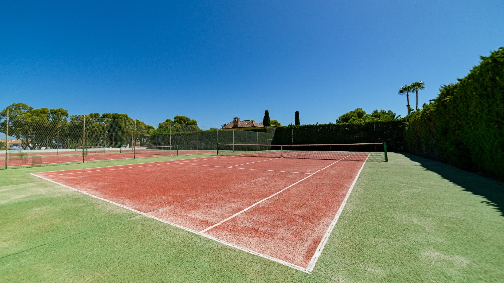 For sale - 7 Bedroom 4 Bathroom Villa in Campoamor - Campoamor  - Alicante