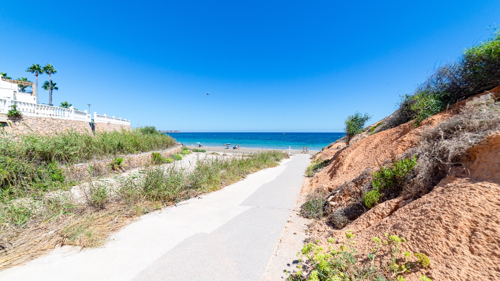 For sale - 7 Bedroom 4 Bathroom Villa in Campoamor - Campoamor  - Alicante