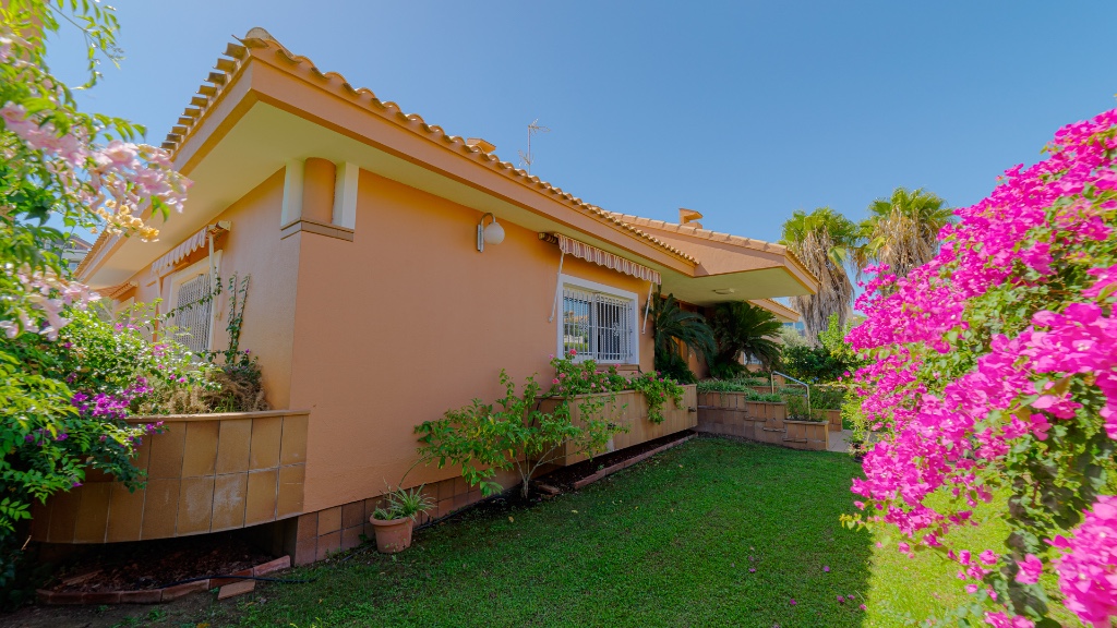 For sale - 7 Bedroom 4 Bathroom Villa in Campoamor - Campoamor  - Alicante
