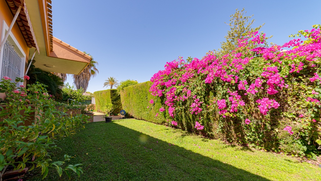 For sale - 7 Bedroom 4 Bathroom Villa in Campoamor - Campoamor  - Alicante