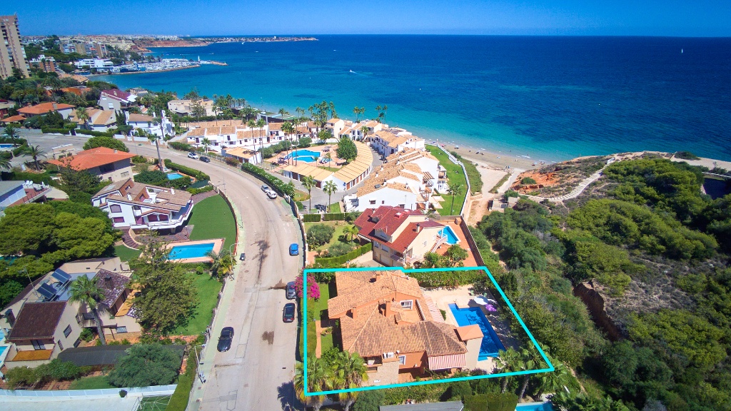 For sale - 7 Bedroom 4 Bathroom Villa in Campoamor - Campoamor  - Alicante