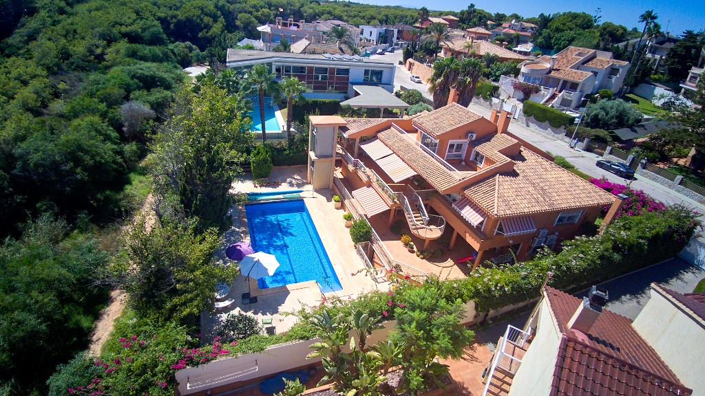For sale - 7 Bedroom 4 Bathroom Villa in Campoamor - Campoamor  - Alicante