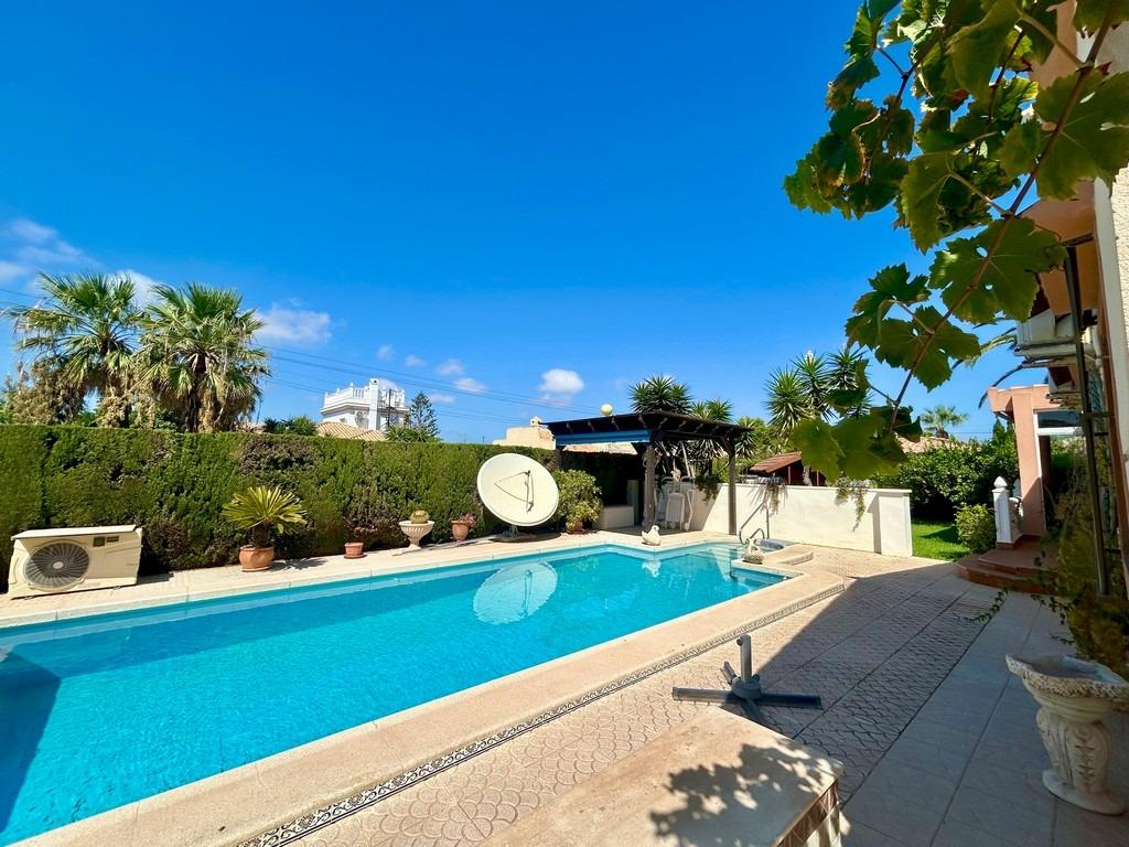 For sale - 3 Bedroom 3 Bathroom Villa in Cabo Roig - Aguamarina  - Alicante