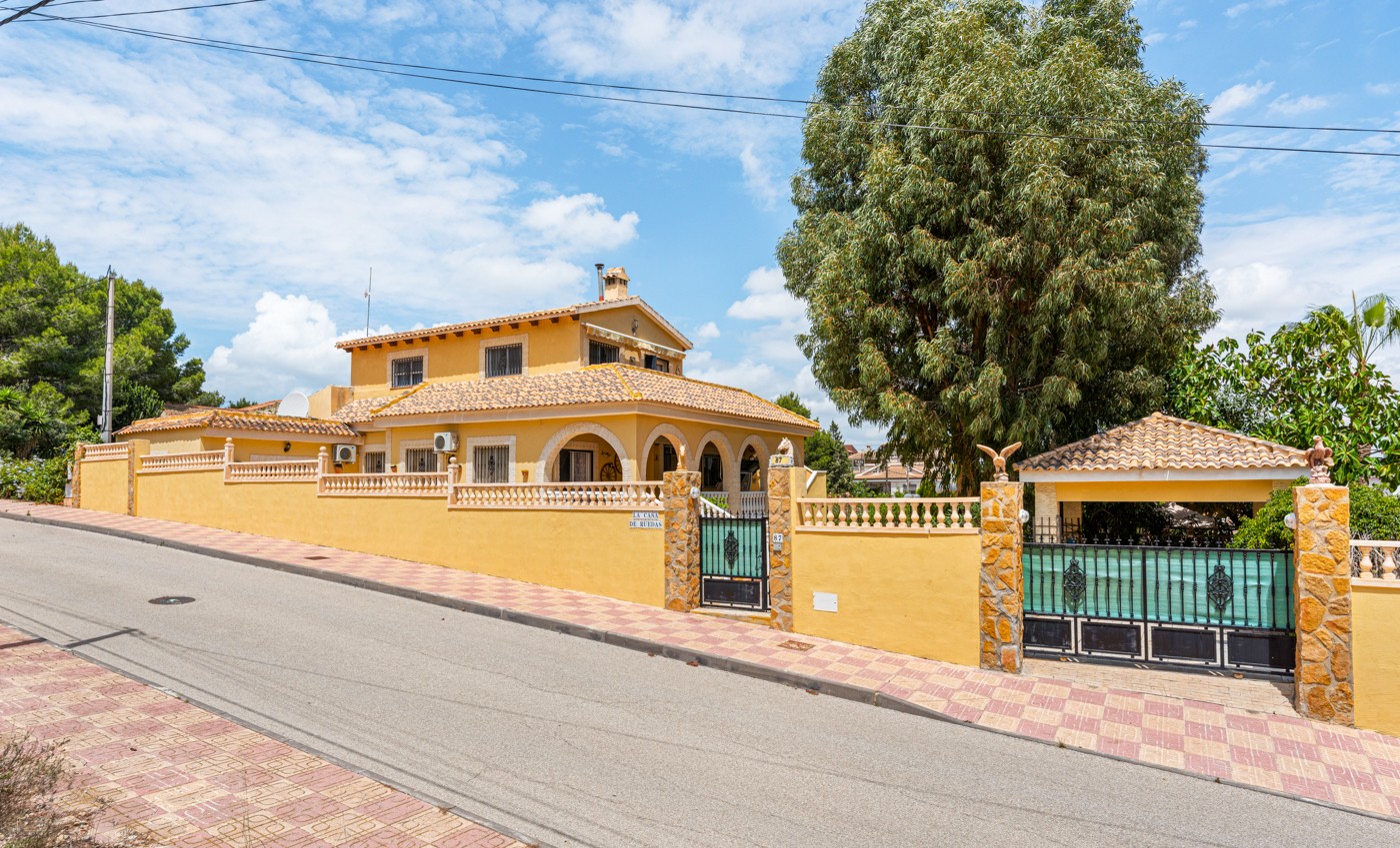 For sale - 4 Bedroom 3 Bathroom Villa in Jacarilla - Jacarilla  - Alicante