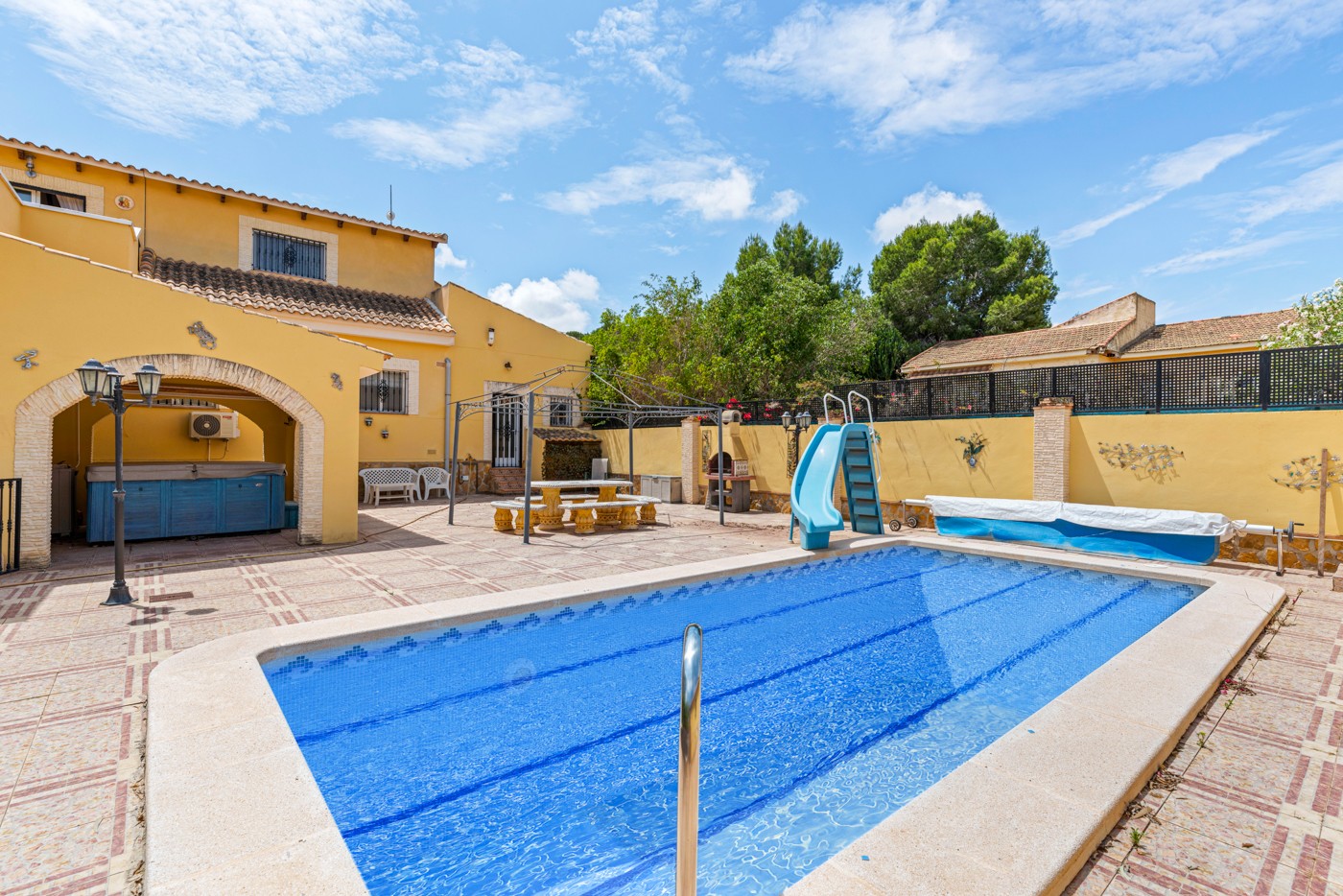 For sale - 4 Bedroom 3 Bathroom Villa in Jacarilla - Jacarilla  - Alicante