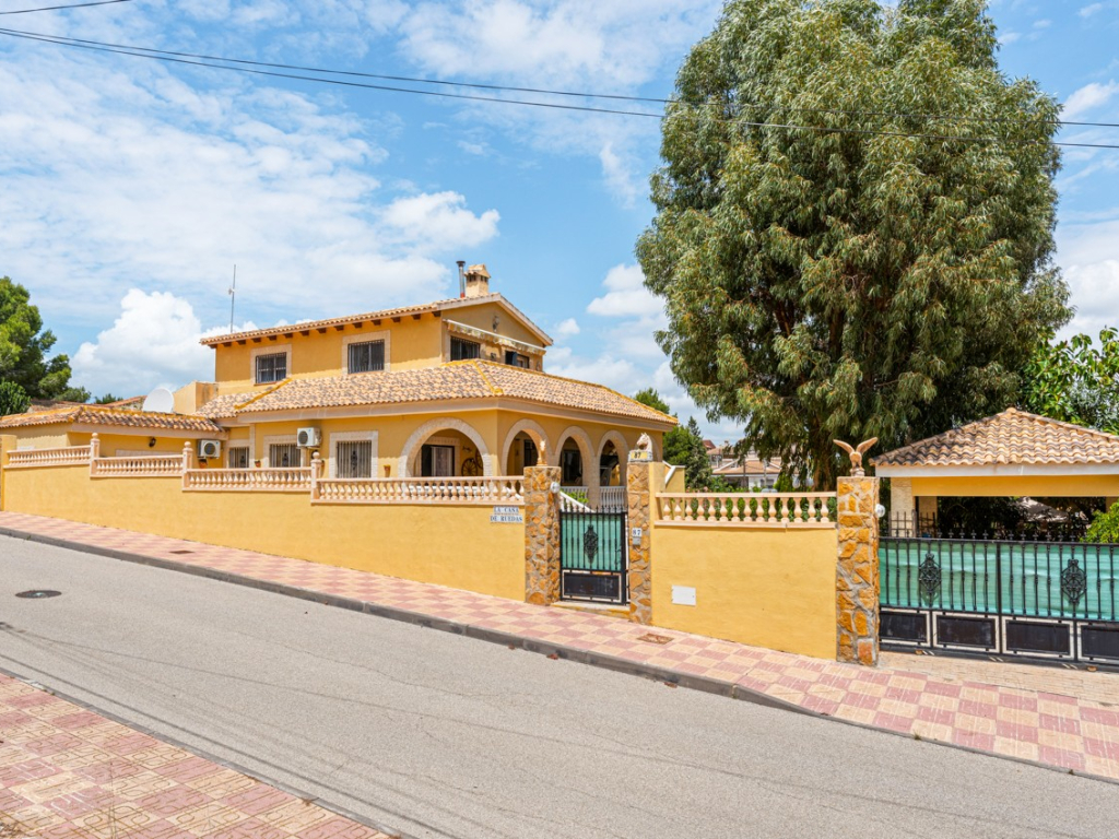 4 Bedroom 3 Bathroom Villa in Jacarilla