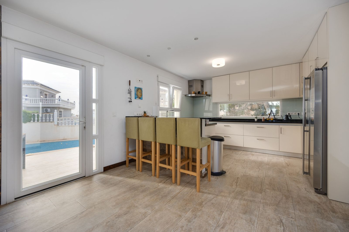 For sale - 4 Bedroom 4 Bathroom House - Detached Villa in Rojales - Ciudad Quesada  - Alicante