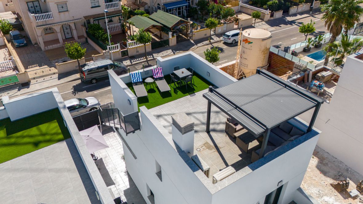 For sale - 3 Bedroom 3 Bathroom villa in Torrevieja -  - Alicante