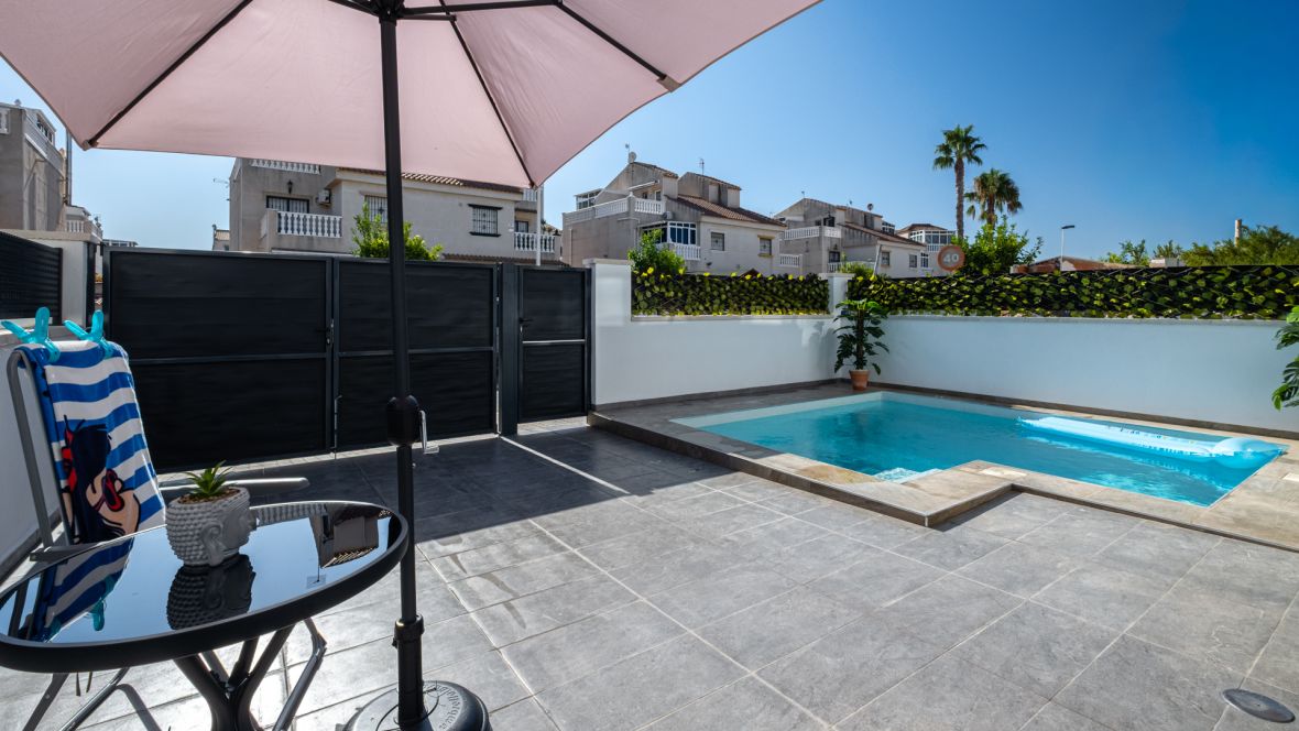 For sale - 3 Bedroom 3 Bathroom villa in Torrevieja -  - Alicante