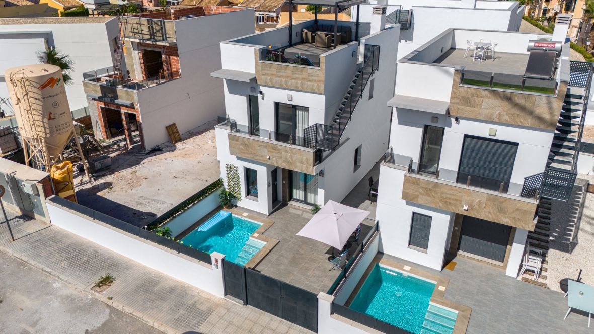 For sale - 3 Bedroom 3 Bathroom villa in Torrevieja -  - Alicante