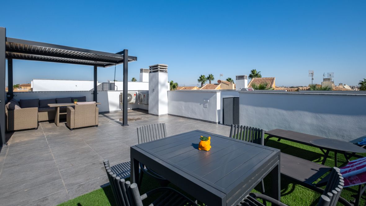 For sale - 3 Bedroom 3 Bathroom villa in Torrevieja -  - Alicante