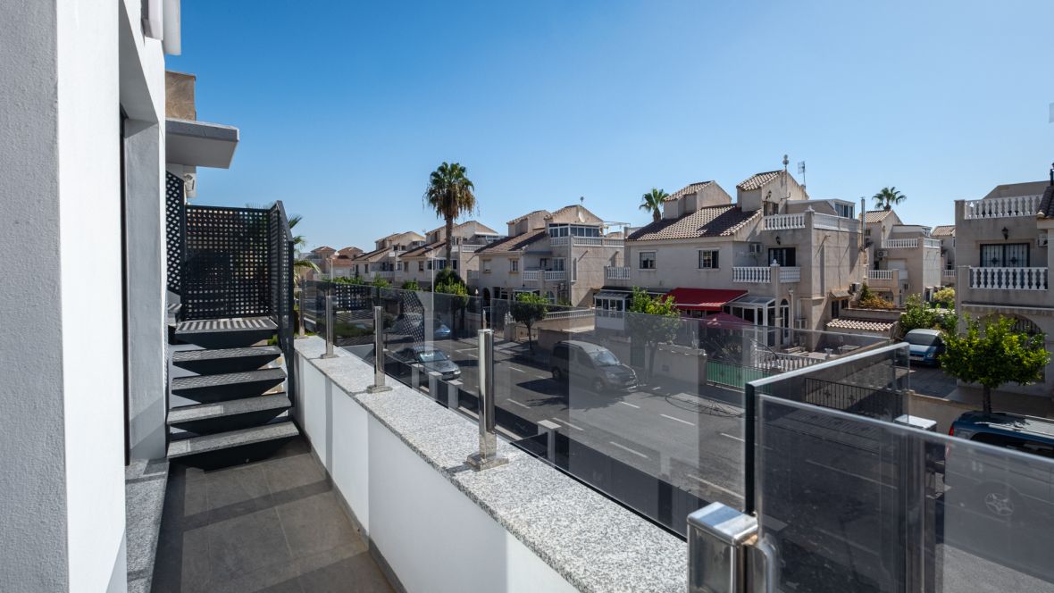 For sale - 3 Bedroom 3 Bathroom villa in Torrevieja -  - Alicante