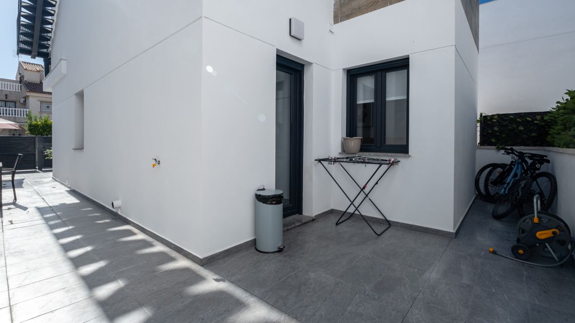 For sale - 3 Bedroom 3 Bathroom villa in Torrevieja -  - Alicante