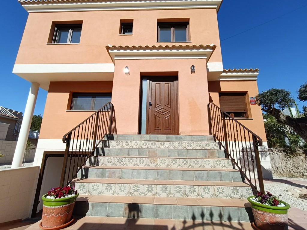 For sale - 5 Bedroom 4 Bathroom Villa in Pinar de Campoverde -  - Alicante