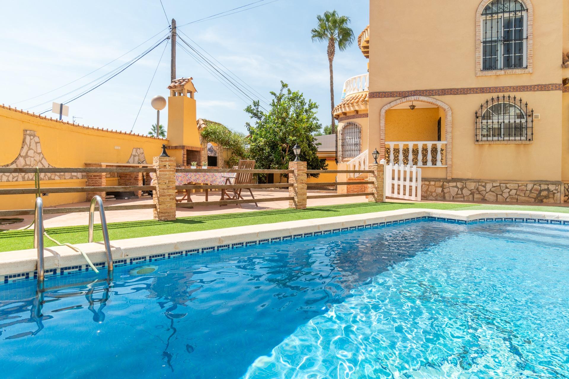 For sale - 5 Bedroom 3 Bathroom house in Playa Flamenca - Los Almendros-La Florida  - Alicante