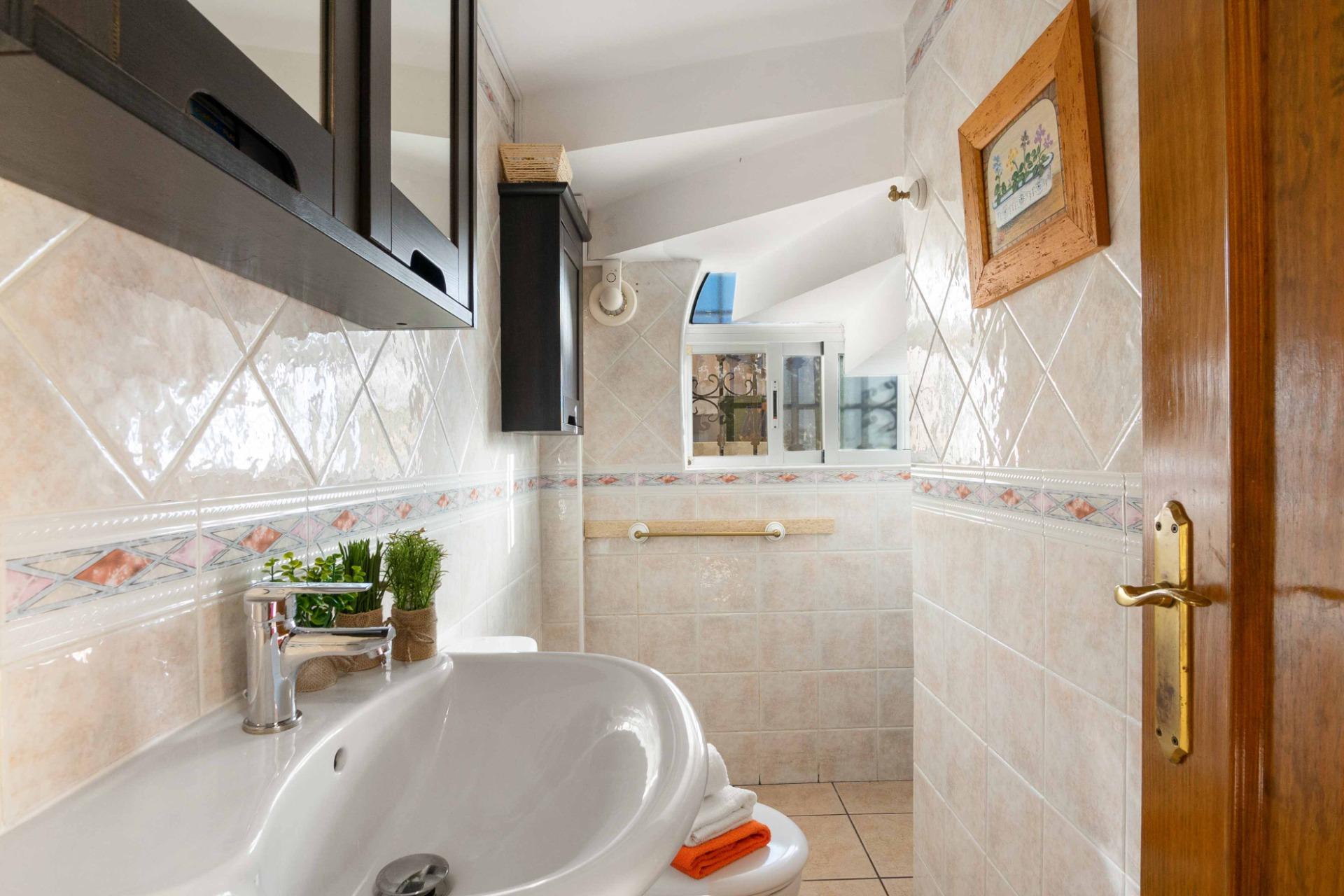 For sale - 5 Bedroom 3 Bathroom house in Playa Flamenca - Los Almendros-La Florida  - Alicante