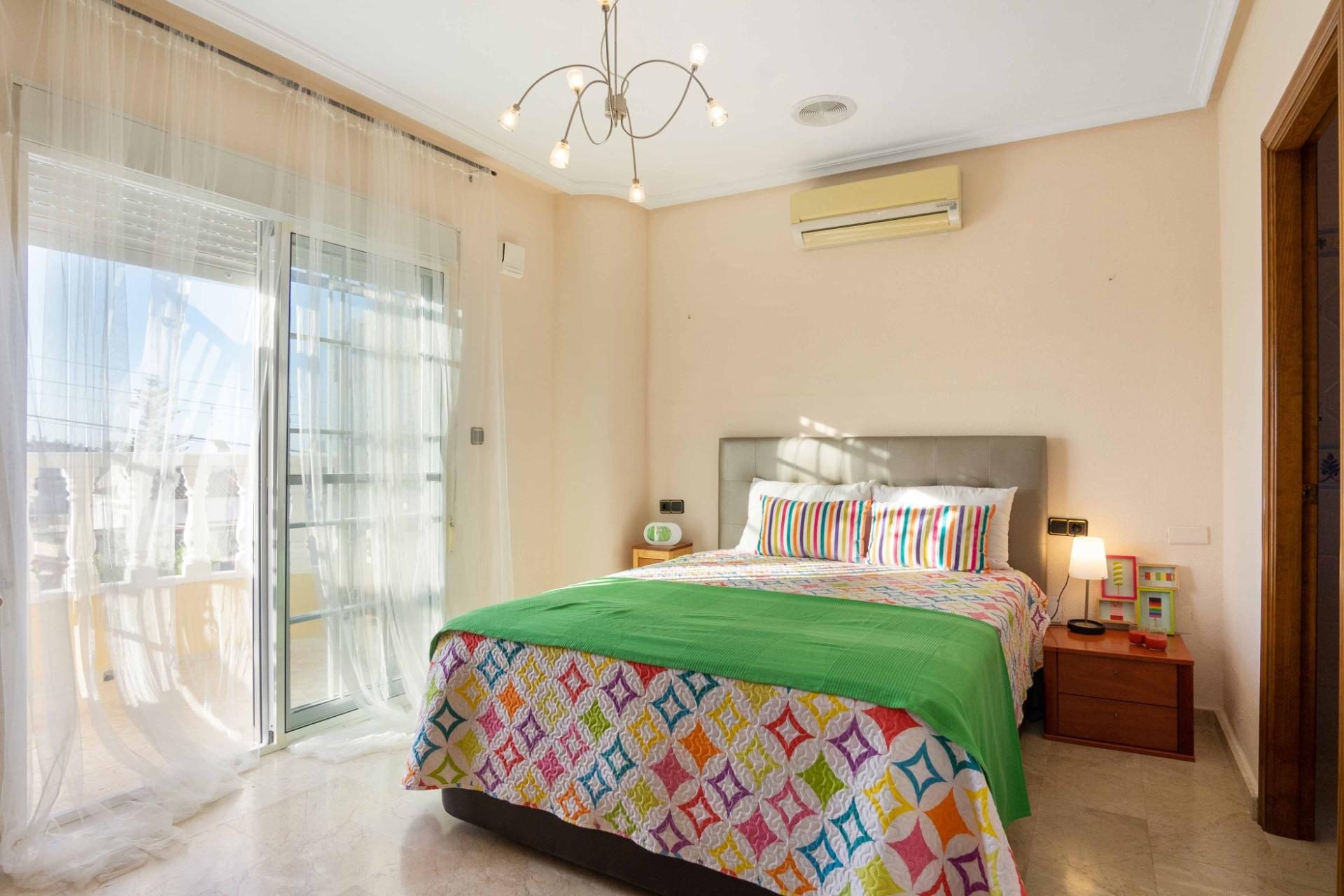 For sale - 5 Bedroom 3 Bathroom house in Playa Flamenca - Los Almendros-La Florida  - Alicante