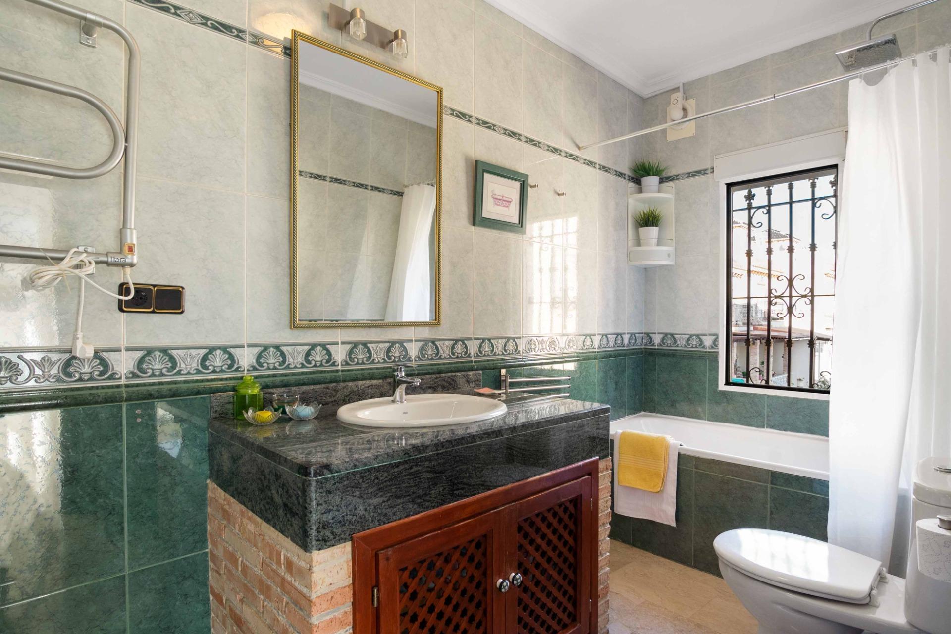 For sale - 5 Bedroom 3 Bathroom house in Playa Flamenca - Los Almendros-La Florida  - Alicante