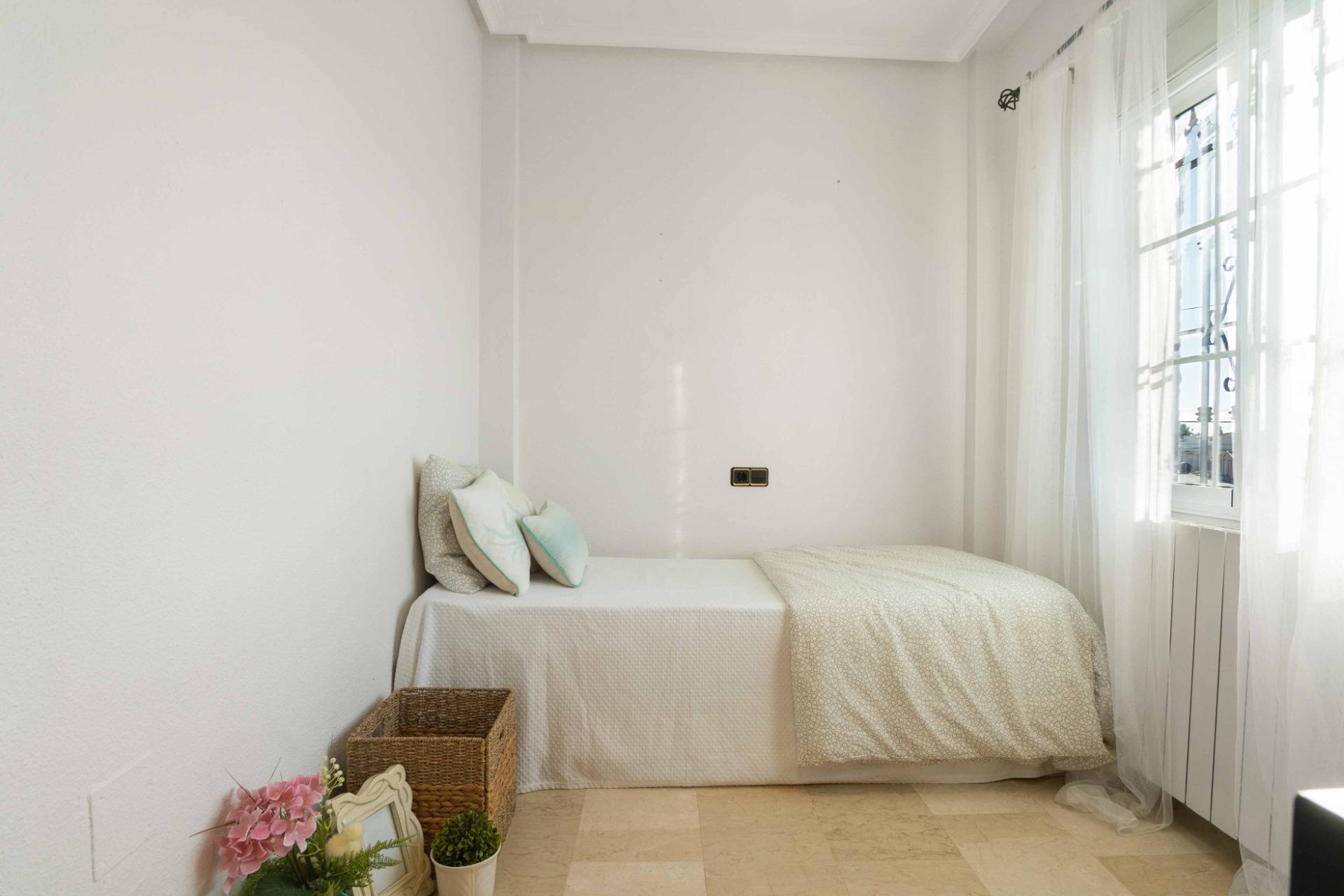 For sale - 5 Bedroom 3 Bathroom house in Playa Flamenca - Los Almendros-La Florida  - Alicante