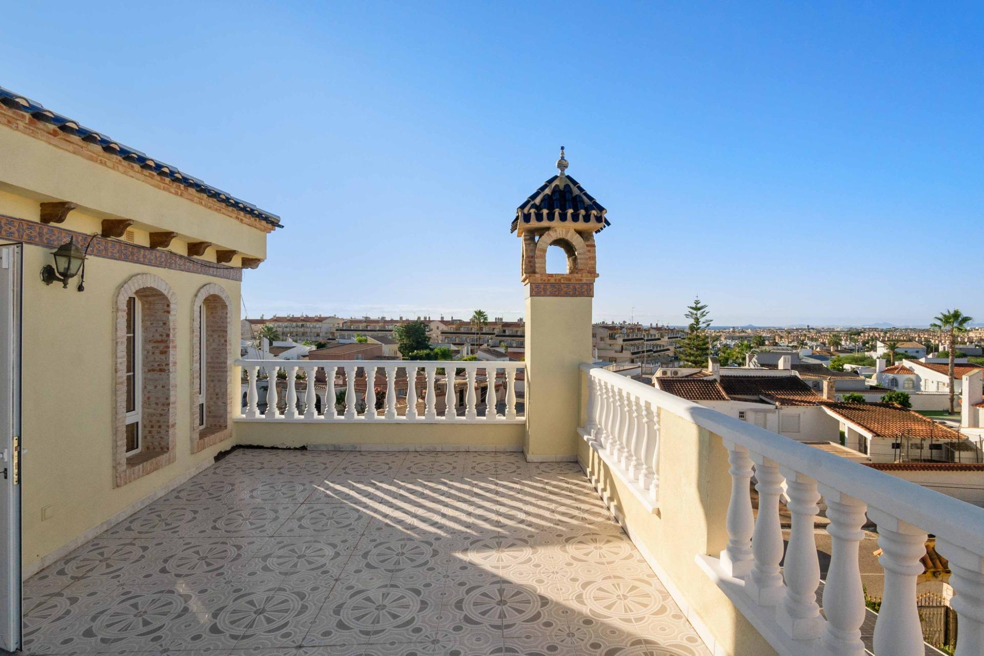 For sale - 5 Bedroom 3 Bathroom house in Playa Flamenca - Los Almendros-La Florida  - Alicante