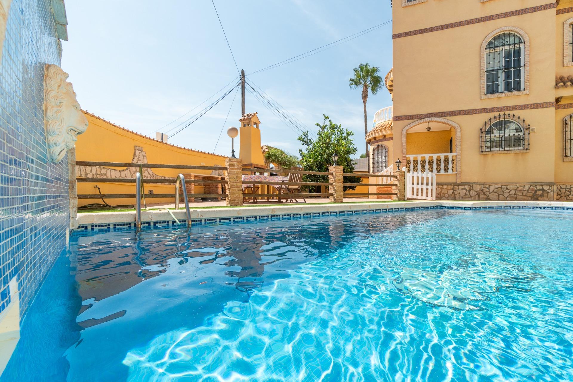 For sale - 5 Bedroom 3 Bathroom house in Playa Flamenca - Los Almendros-La Florida  - Alicante