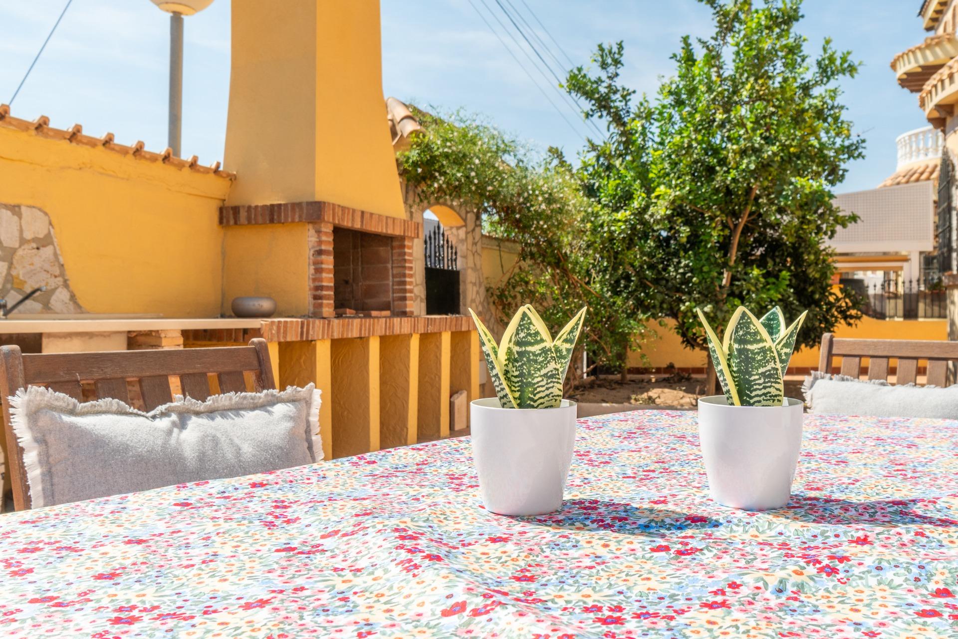 For sale - 5 Bedroom 3 Bathroom house in Playa Flamenca - Los Almendros-La Florida  - Alicante