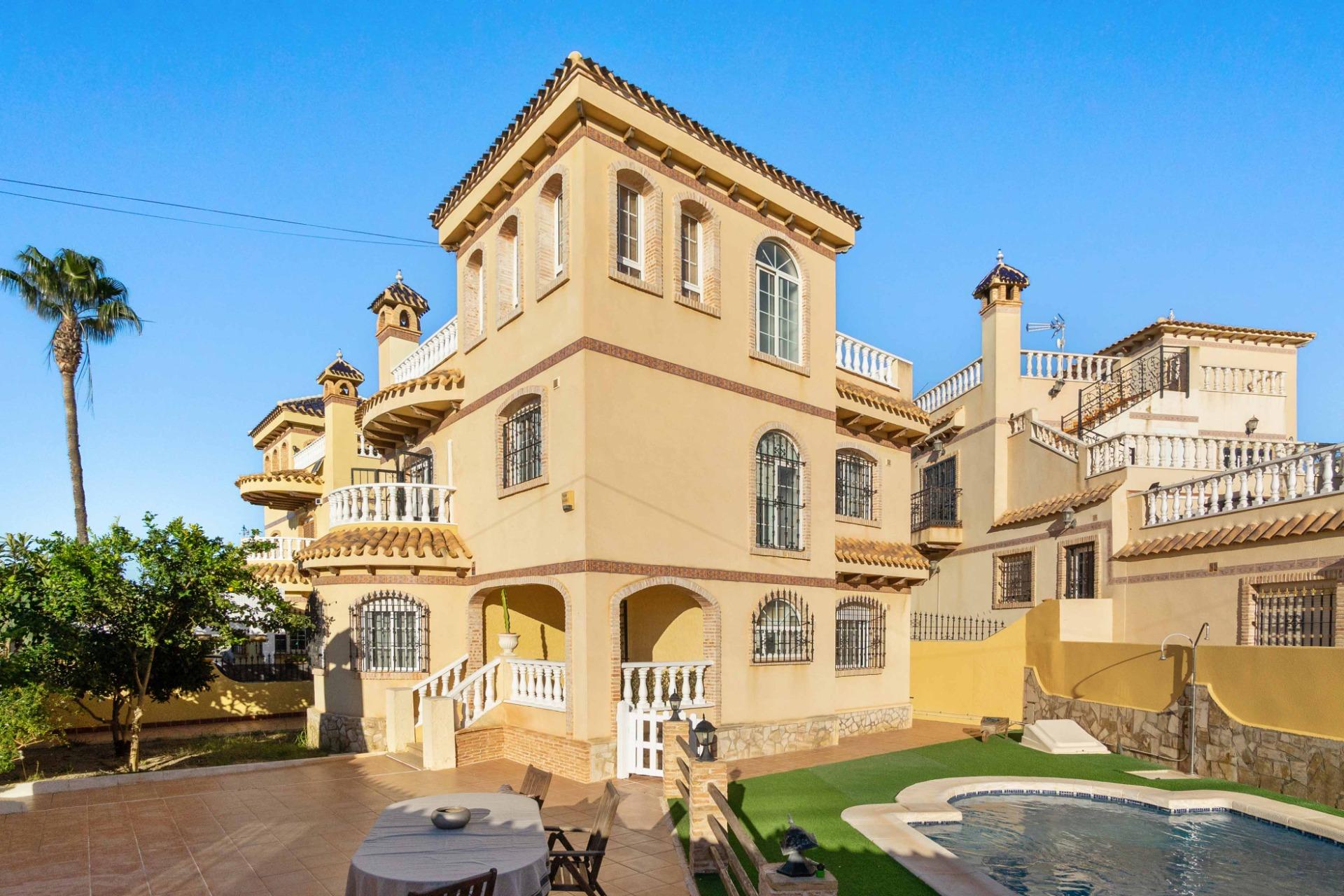 For sale - 5 Bedroom 3 Bathroom house in Playa Flamenca - Los Almendros-La Florida  - Alicante