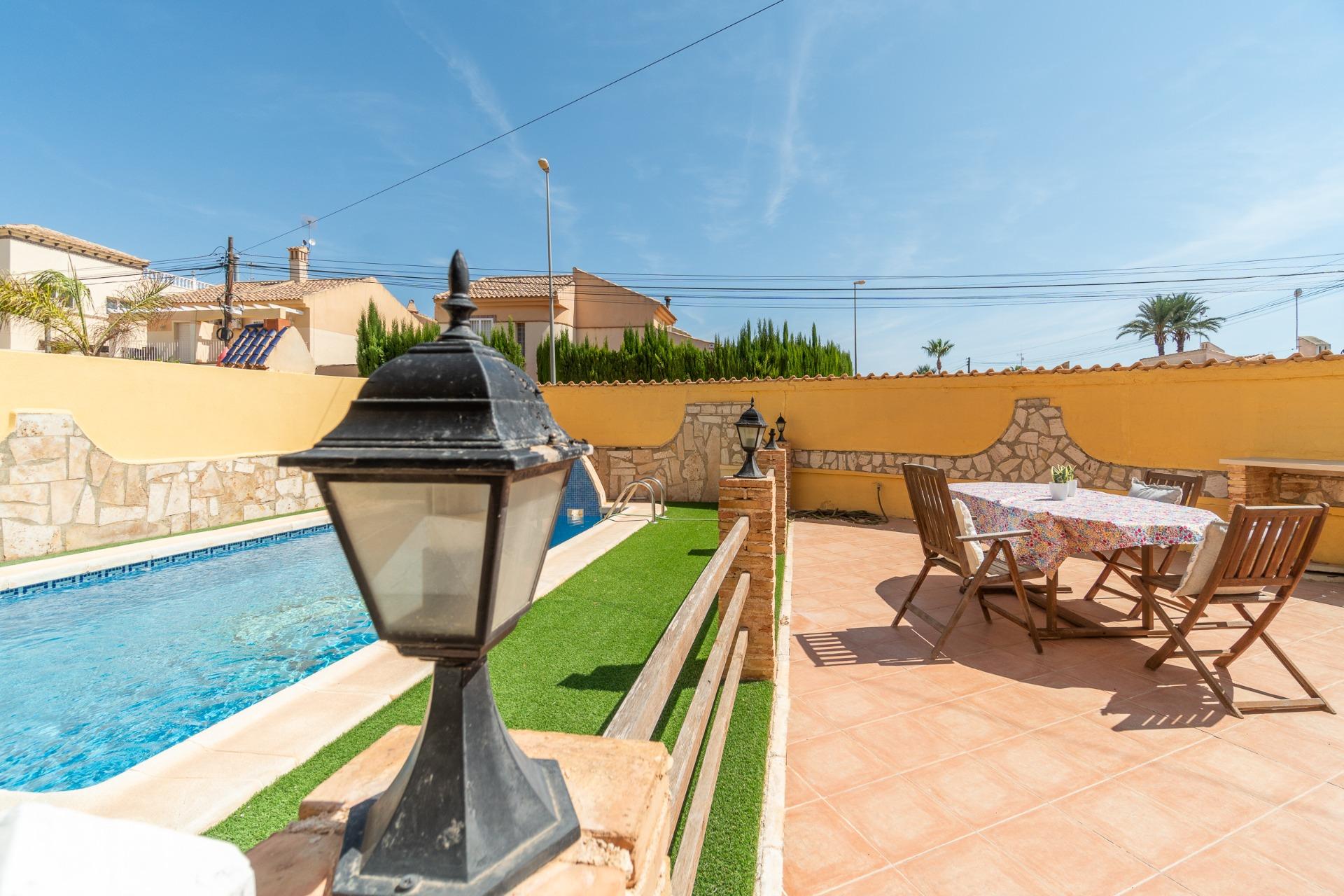 For sale - 5 Bedroom 3 Bathroom house in Playa Flamenca - Los Almendros-La Florida  - Alicante