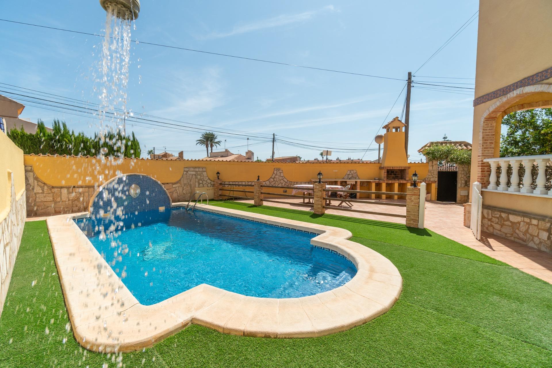 For sale - 5 Bedroom 3 Bathroom house in Playa Flamenca - Los Almendros-La Florida  - Alicante