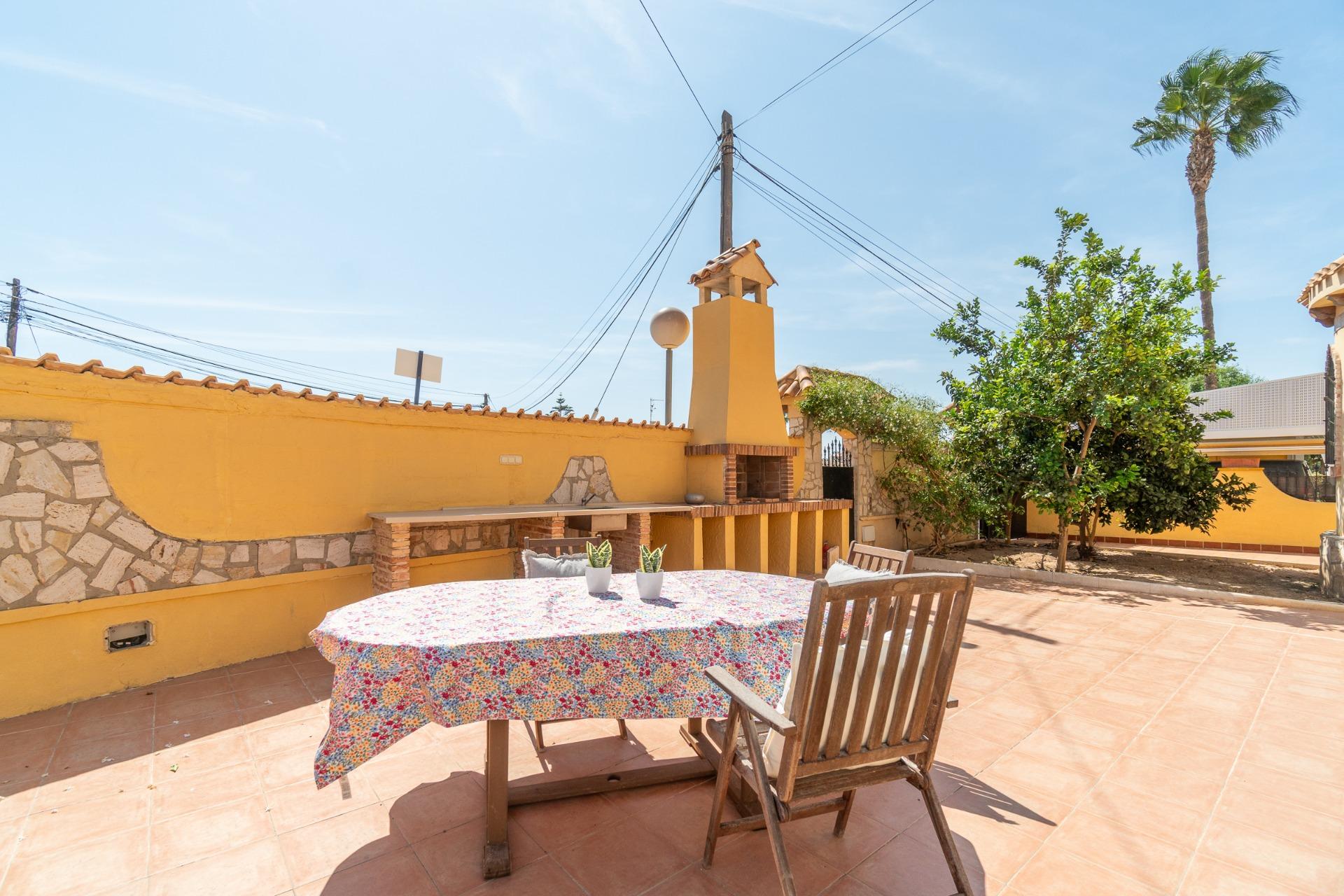 For sale - 5 Bedroom 3 Bathroom house in Playa Flamenca - Los Almendros-La Florida  - Alicante