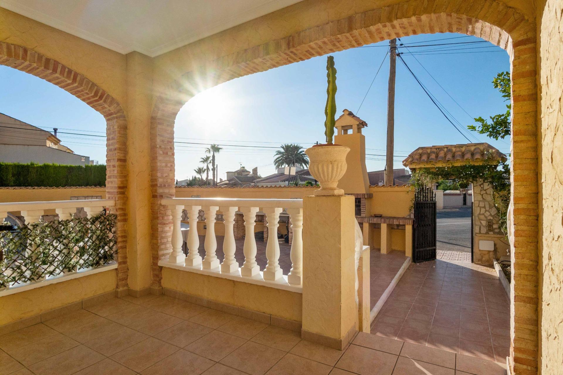 For sale - 5 Bedroom 3 Bathroom house in Playa Flamenca - Los Almendros-La Florida  - Alicante