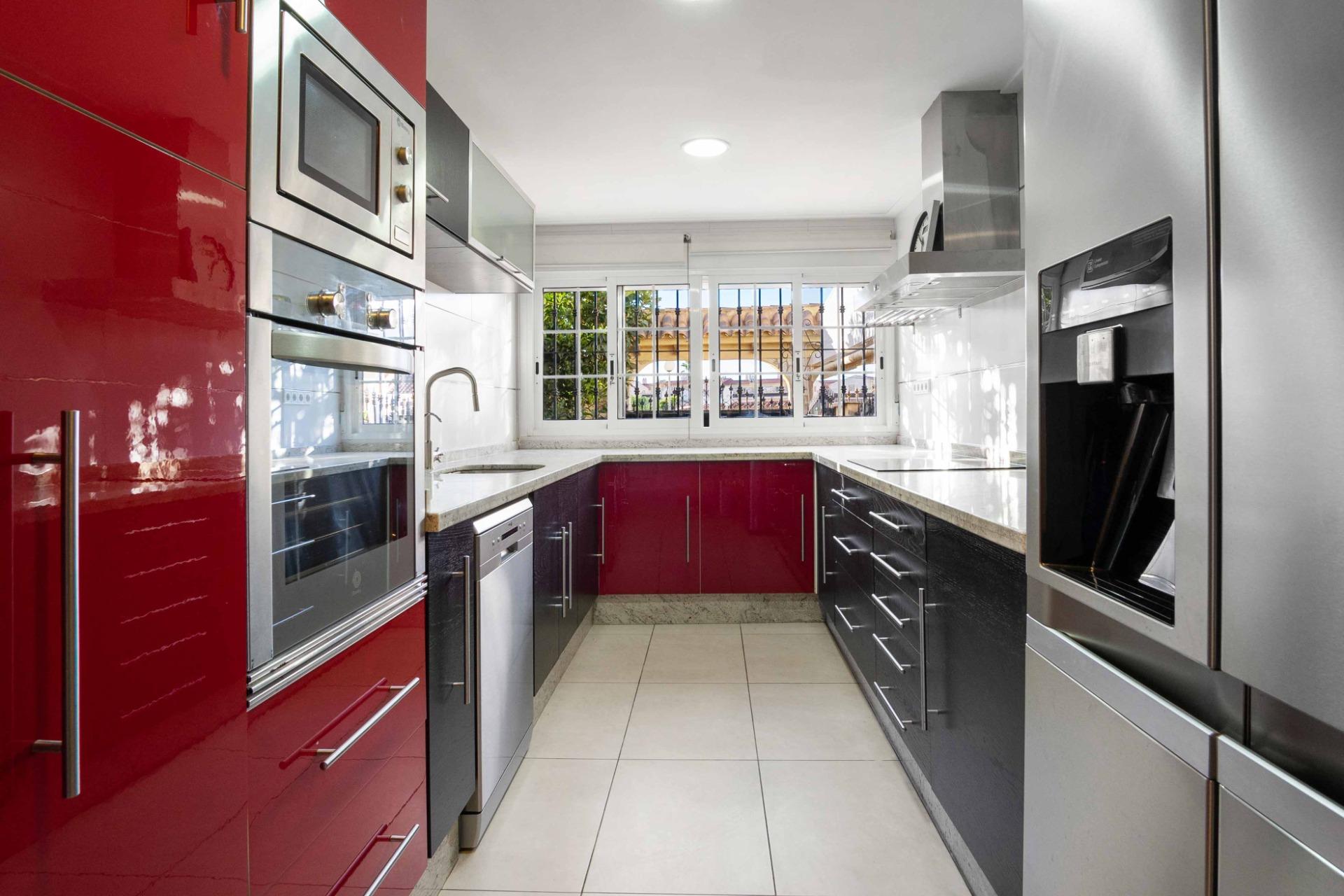 For sale - 5 Bedroom 3 Bathroom house in Playa Flamenca - Los Almendros-La Florida  - Alicante