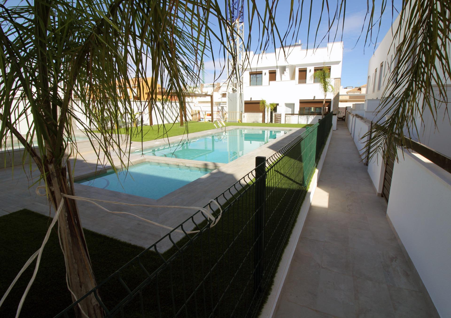For sale - 4 Bedroom 2 Bathroom Villa in Pilar de La Horadada - parque Andromeda  - Alicante