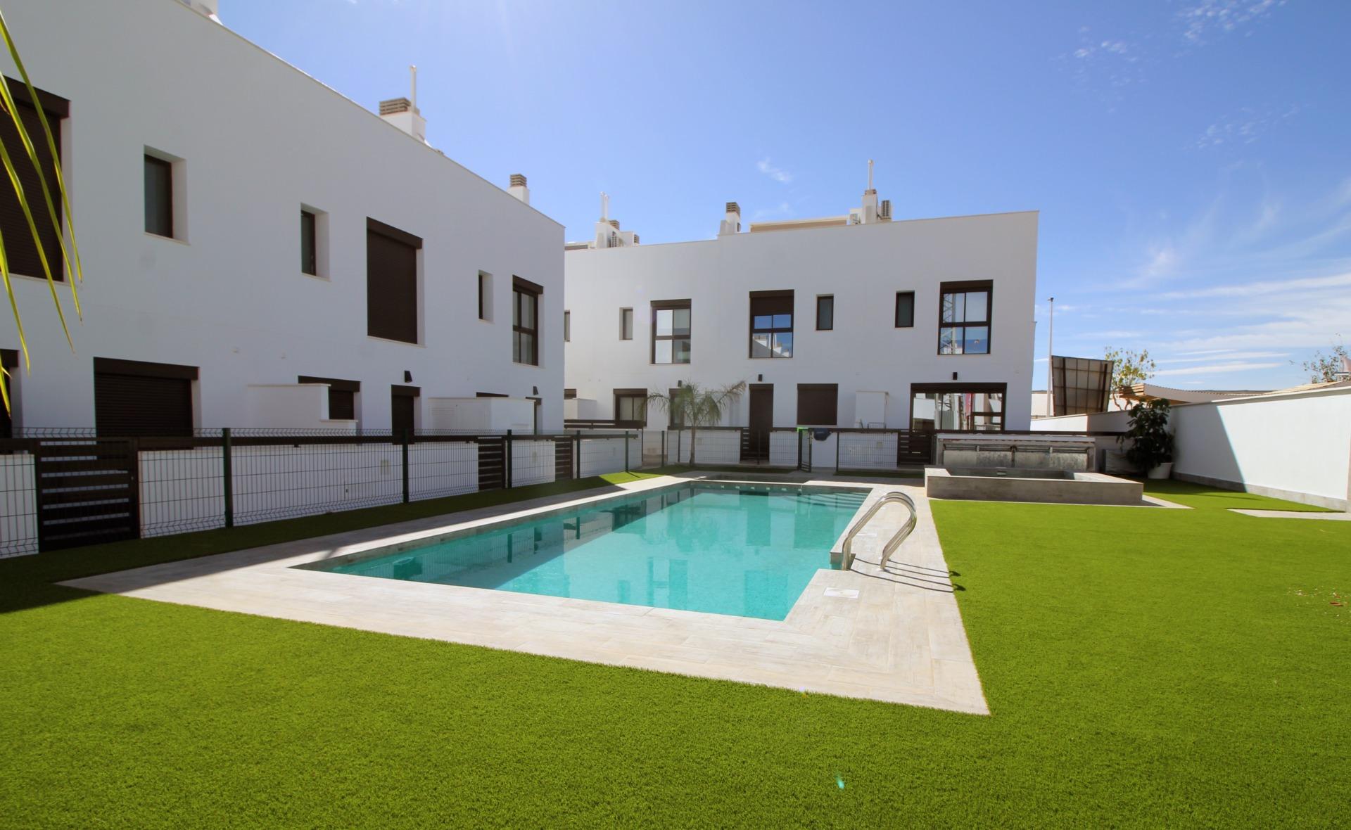 For sale - 4 Bedroom 2 Bathroom Villa in Pilar de La Horadada - parque Andromeda  - Alicante