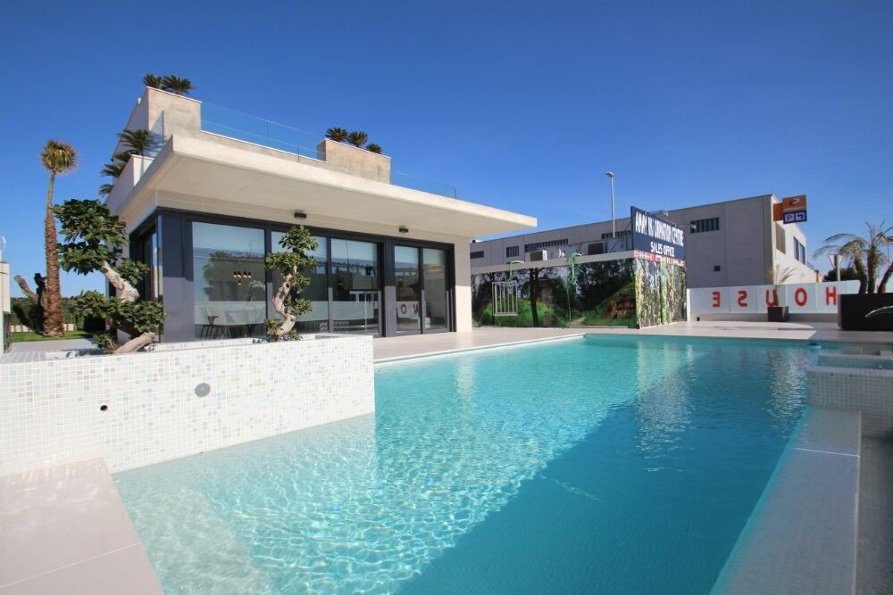 For sale - 4 Bedroom 2 Bathroom Villa in Orihuela Costa - Campoamor  - Alicante