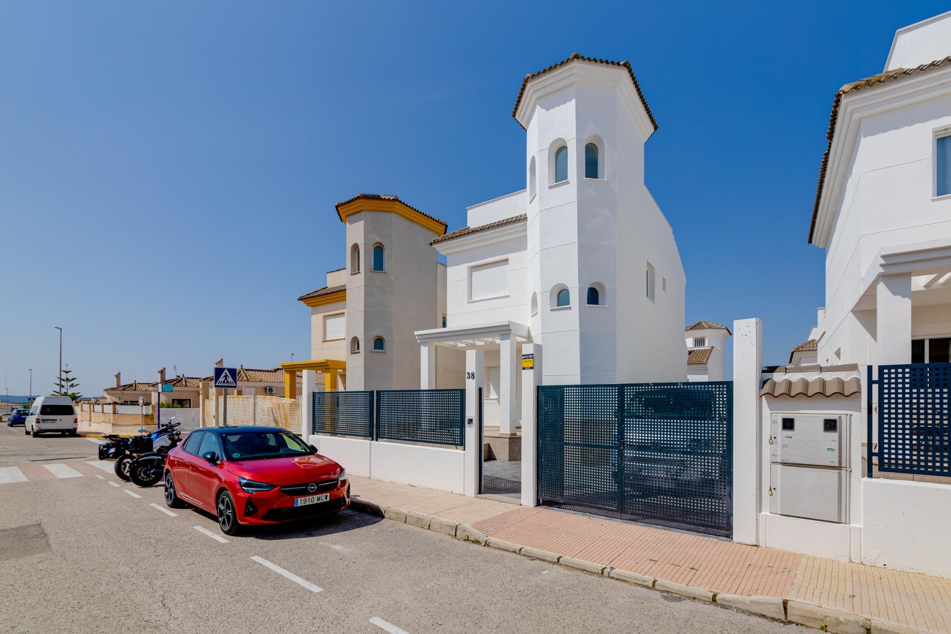 New Build - 3 Bedroom 3 Bathroom Villa in San Fulgencio - El Oasis  - Alicante