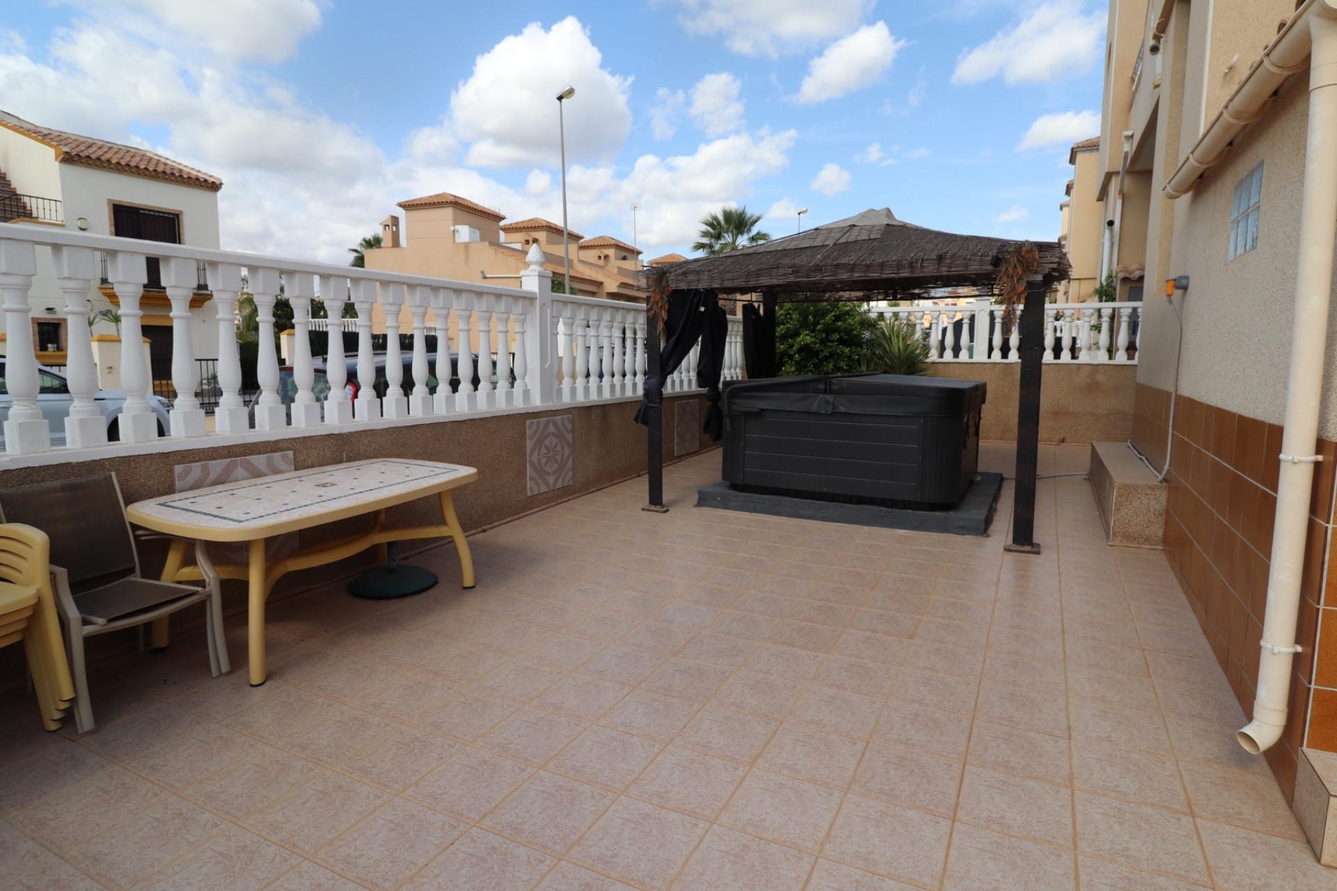 For sale - 3 Bedroom 2 Bathroom Villa in Villamartin - Costa Blanca  - Alicante