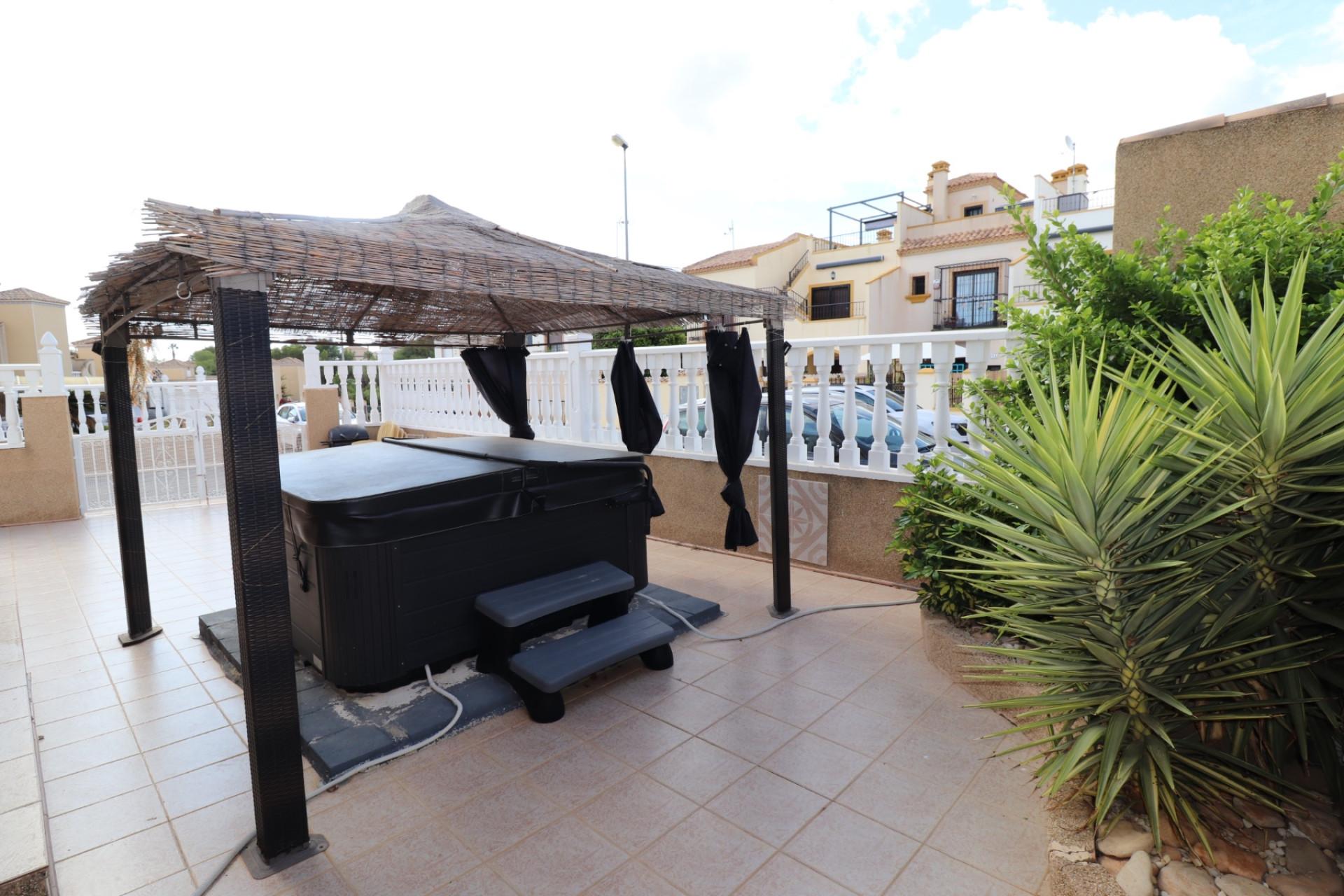 For sale - 3 Bedroom 2 Bathroom Villa in Villamartin - Costa Blanca  - Alicante