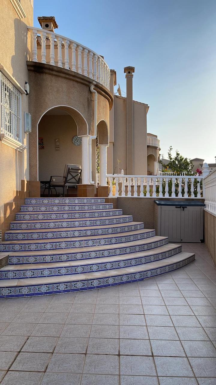 For sale - 3 Bedroom 2 Bathroom Villa in Villamartin - Costa Blanca  - Alicante